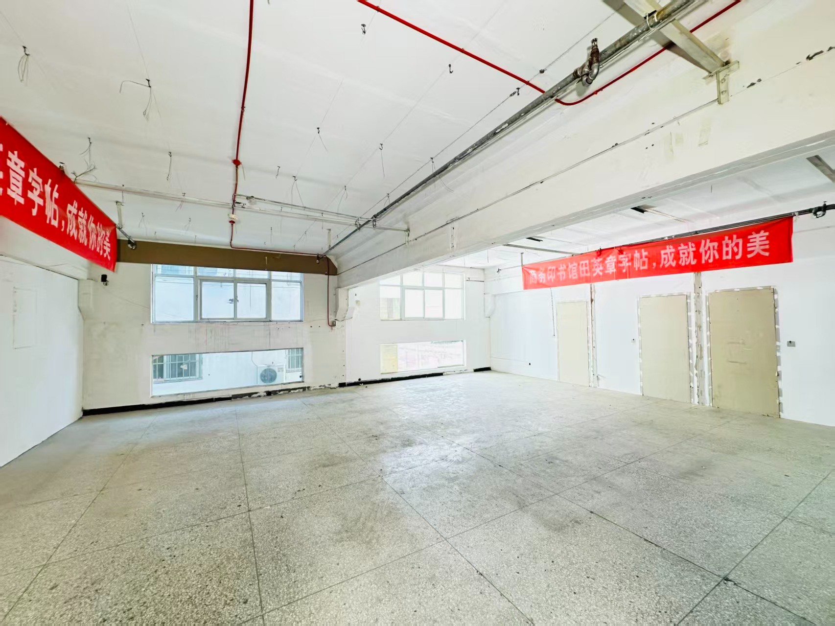 掘丁路重点吸引人工智能应用、数字经济、电商直播、智能制造服务、软件开发、科技创新企业及创业团队入驻
